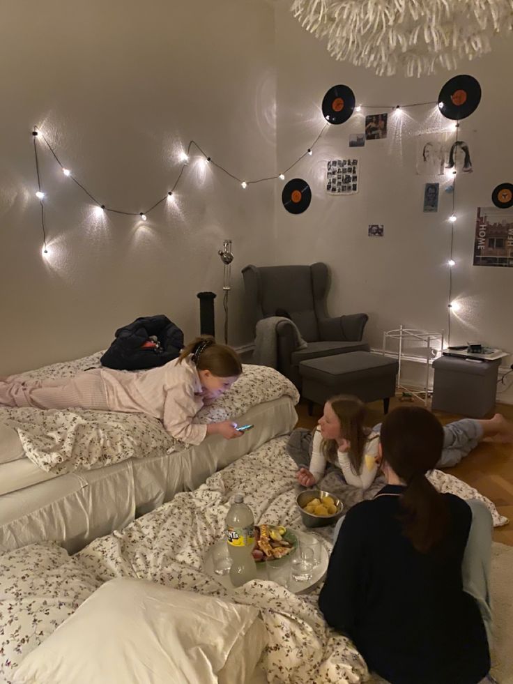 Sleepover Vibes Aesthetic, Sleepover Aesthetic Food, Sleepover 3 People, Girls Sleepover Aesthetic, Winter Sleepover, Bestie Sleepover, Sleepover Vibes, Sleepover Bed, Sleepover Aesthetic