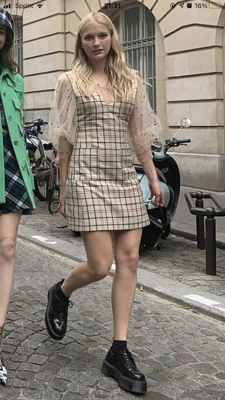 Camille Razat Style, Camille Emily In Paris Outfits, Emily In Paris Outfits Inspiration, Emily In Paris Camille, Emily In Paris Style, Gamine Outfits, Emily In Paris Fashion, Camille Razat, Emily In Paris Outfits