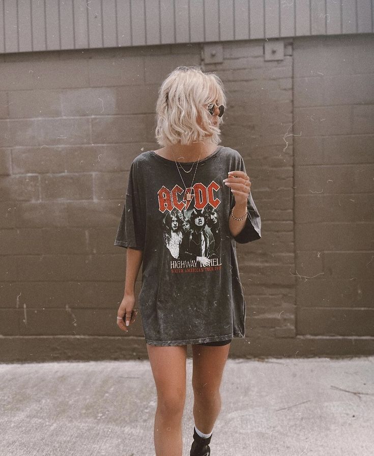 Oversized Band Tee Outfits Grunge, Band Tee Summer Outfit, Grunge Tshirt Outfits, Band Tshirt Outfit Summer, Slogan Tshirt Outfit, Band Tshirt Aesthetic, Band Tees Outfits, Oversized Band Tee Outfits, Band Tee Aesthetic