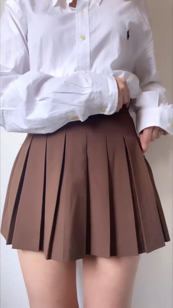 Short Flare Skirt Outfit, Skirt Outfits Tennis, Lina Outfit, Casual Dress Aesthetic, Outfits Tennis Skirt, Pleaded Skirts, Short Pleated Skirt Outfit, Skirt Outfit Pleated, Pleated Skirt Outfit Short