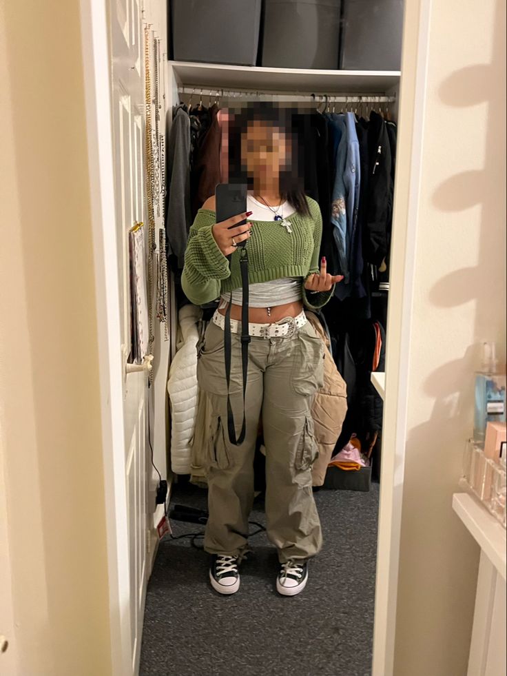 black girl outfit ideas winter hoodie y2k 2000s Cargos And Converse Outfit, Cargo Pants Outfit With Converse, Converse Outfit Streetwear, Y2k Converse Outfit, Green Outfit Streetwear, Winter Outfits Cargo Pants, Grey Crop Top Outfit, Green Cargo Pants Outfit Winter, How To Style Green Cargo Pants