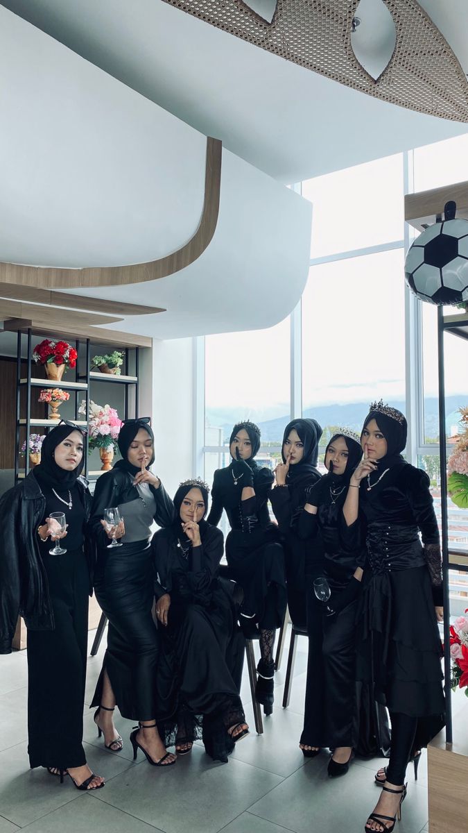 Yearbook Tema Mafia, Ootd Mafia Wanita, Night Party Outfit Hijab, Mafia Hijab Style, Mafia Yearbook, Mafia Hijab, Outfit Mamba, Mamba Outfit, Boyish Outfit