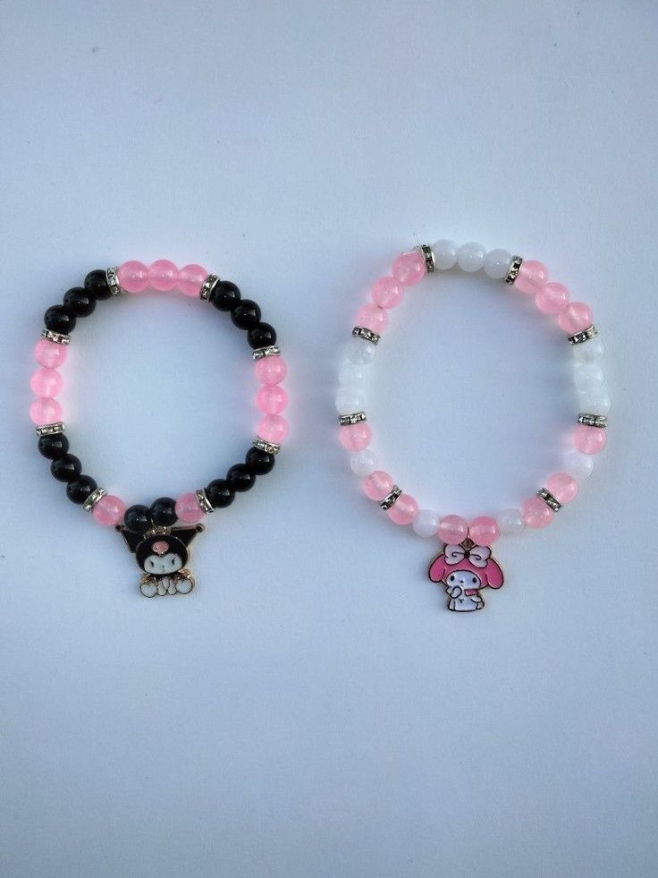 Kuromi And My Melody Matching Bracelets, Matching Hello Kitty Bracelets, Kuromi Bracelet Beads, Matching Charm Bracelets, Hello Kitty Beaded Bracelet, Matching Diy Bracelets, Glass Bracelet Ideas, Bracelet Ideas Matching, Bff Bracelet Ideas