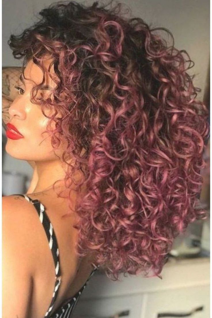 Curly Pink Hair, Curly Hair Color Ideas, Pink Hair Streaks, Dark Pink Hair, Curly Hair Color, Curly Hair Trends, Dyed Curly Hair, Pink Hair Dye, Highlights Curly Hair