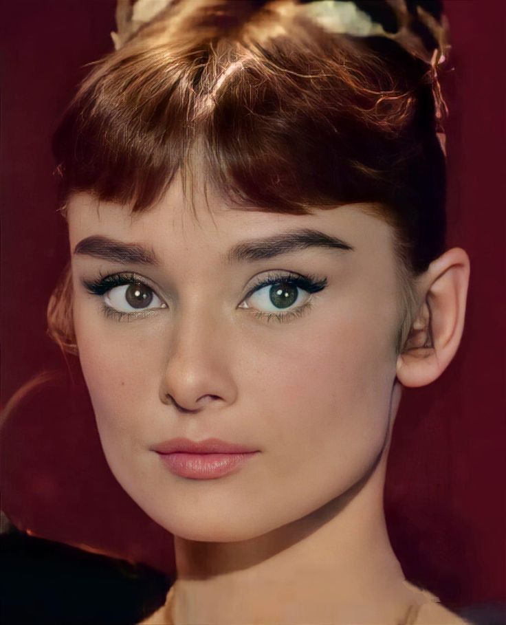 Audrey Hepburn Eyebrows, Audrey Hepburn Bangs, Mad Men Makeup, 1950’s Makeup, Gamine Makeup, Audrey Hepburn Eyes, Hepburn Makeup, Micro Fringe, Audrey Hepburn Makeup