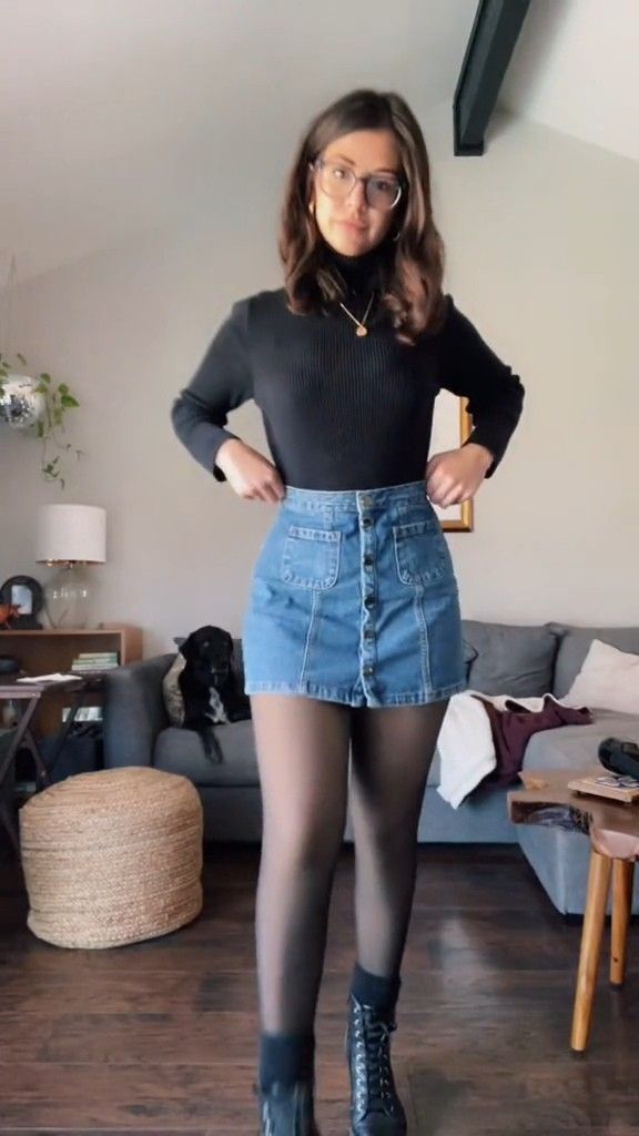 Jean Skirt Christmas Outfit, Styling Denim Skirt In Winter, Winter Outfits Denim Skirt, Jean Skirt And Tights Outfit, Outfit Botas Cortas, Fall Outfits Denim Skirt, Denim Skirt Tights Outfit, Short Jean Skirt Outfits Winter, Short Jean Skirt Outfits Fall