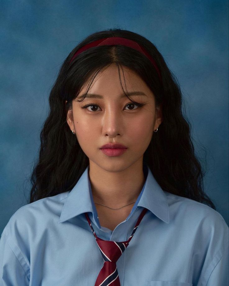 Id Picture Hairstyles, Graduation Pictorial Studio, High School Makeup, Senior Pictures Yearbook, Photo Yearbook, Yearbook Photoshoot, Korean Photoshoot, Yearbook Pictures, Graduation Picture Poses