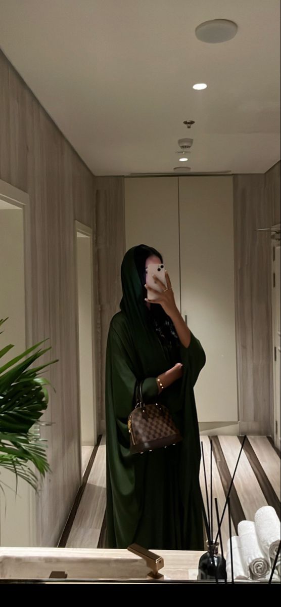 Abaya Fits Winter, Khaleeji Lifestyle Aesthetic, Emerald Green Abaya Outfit, Hijabi Baddie Aesthetic, Abaya Girl Aesthetic, Aesthetic Abayas, Dark Green Abaya, Abayas Aesthetic, Khaleeji Girl Aesthetic