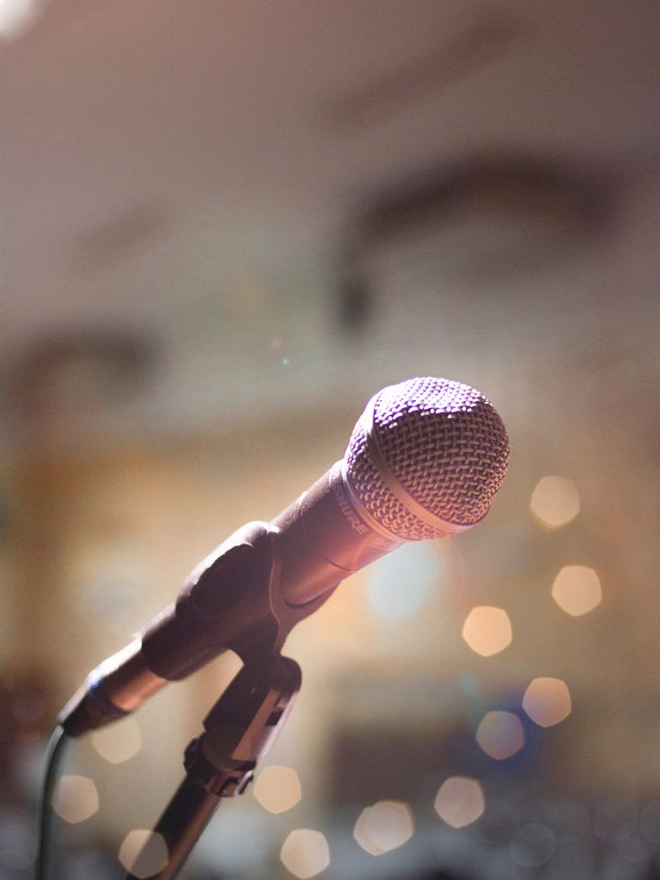 a microphone that is sitting on a stand