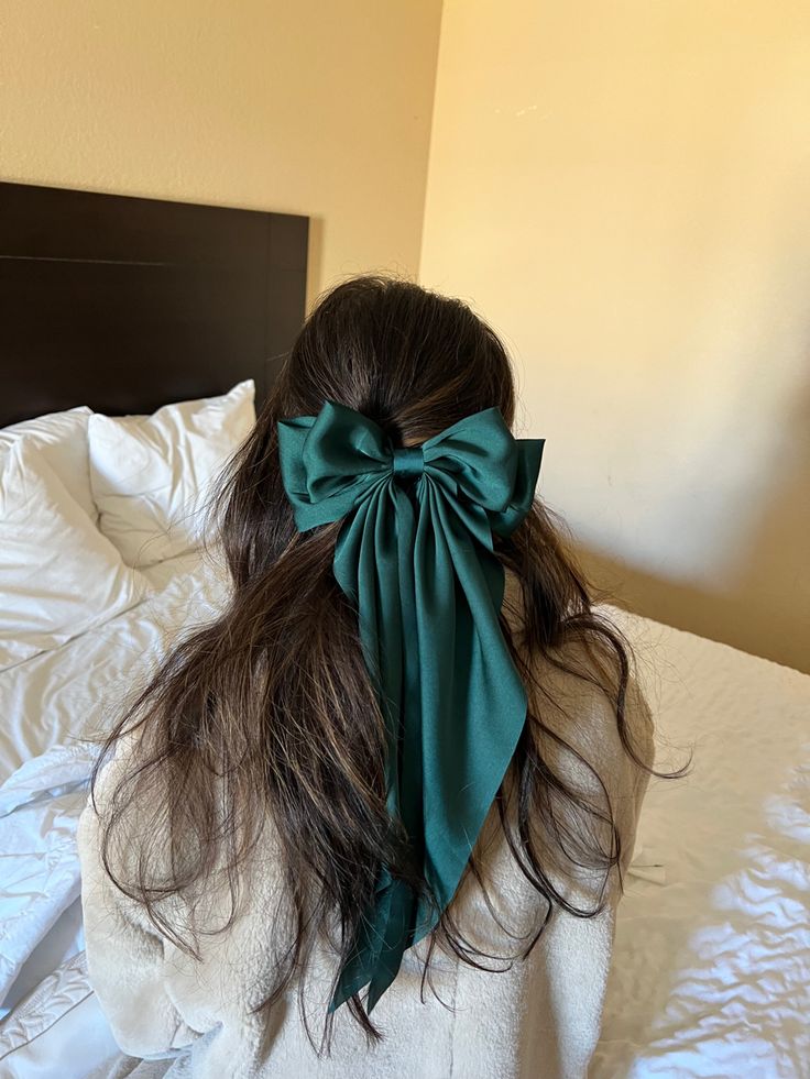 Hair Bow Scrunchie, Silk Hair Accessories, Moños Aesthetic, Hair Bows Aesthetic, Silk Hair Bow, Bow Hairstyles, Bows Coquette, Bow Aesthetic, Large Hair Bows