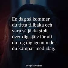 a woman with long hair standing in front of a dark background and text that reads, en dag sa kommer du tita til til til talbaka och varsa