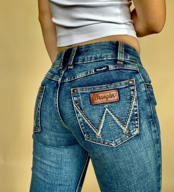 Wrangler Retro Jeans Women, Embroidered Bootcut Jeans, Wrangler Jeans Aesthetic, Edgy Western Outfit, Wrangler Jeans Women's Outfit, Womens Western Outfits, Pants Outfits For Women, Portugal Outfits, Low Cut Jeans