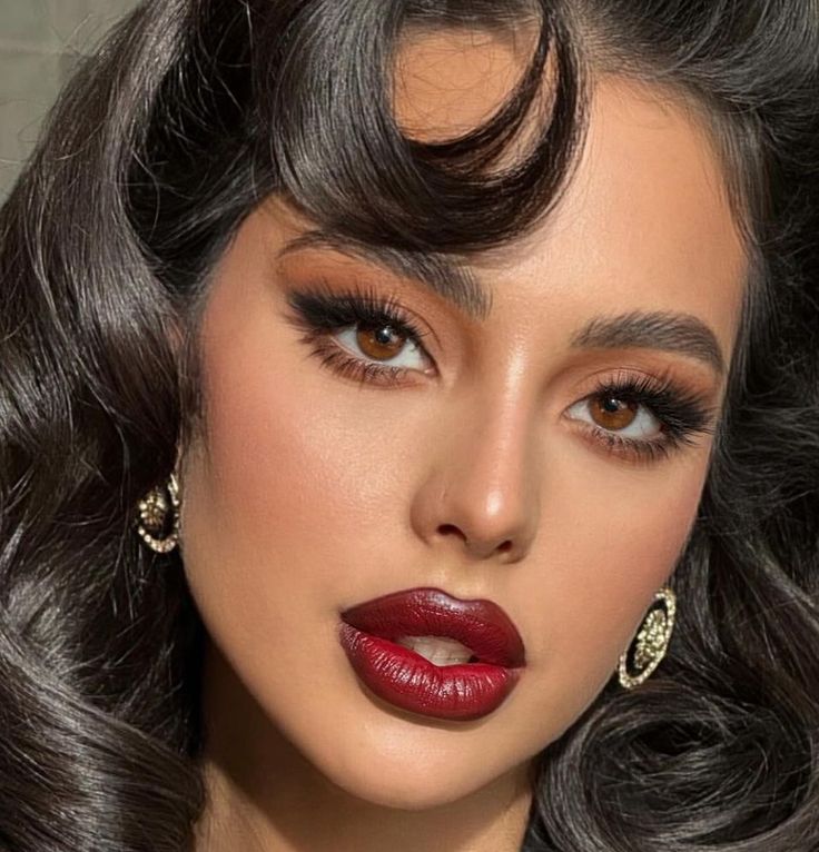 Red Lipstick Makeup Brunette, Bollywood Makeup Looks Indian Weddings, Red Lip Eye Makeup Look, Makeup Looks Dark Lip, 50s Fashion Makeup, Makeup Looks Vintage, Burgundy Lipstick Makeup Look, Mascarade Makeup Ideas, Spanish Makeup Look Red Lips