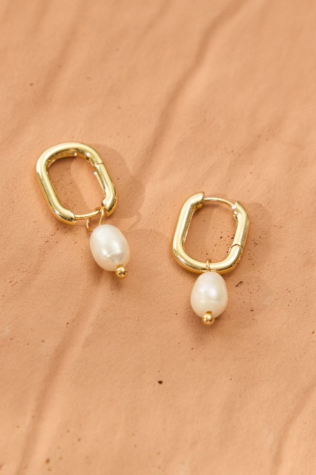 We love these 18K gold dipped mini rectangle hoops! Hoops are so timeless and we love the unique flare of these with the dangle pearls! Mini Hoop Earrings Pearl, Gold Small Hoop Earrings With Pearl Charm, Mini Gold Hoops, Small Hoop Gold-plated Jewelry With Pearl Charm, Chunky Gold Earrings, Gold-plated Dangle Hoop Earrings With Pearl Charm, Minimalist 14k Gold-filled Hoop Earrings With Pearl Charm, Pearl Earring Set, Wardrobe Goals