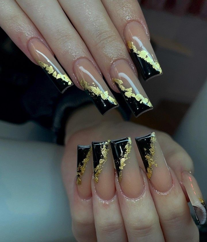 Black And Gold Nails By Skin Tone Range, Black Nail Designs For Homecoming, Black And Gold Nail Inspiration, Graduation Nails For Black Dress, Quinceanera Nails Black And Gold, Black And Gold Nails Black Women, Black Prom Dress With Gold Accents, Black Snd Gold Acrylic Nails, Black Gold And Nude Nails