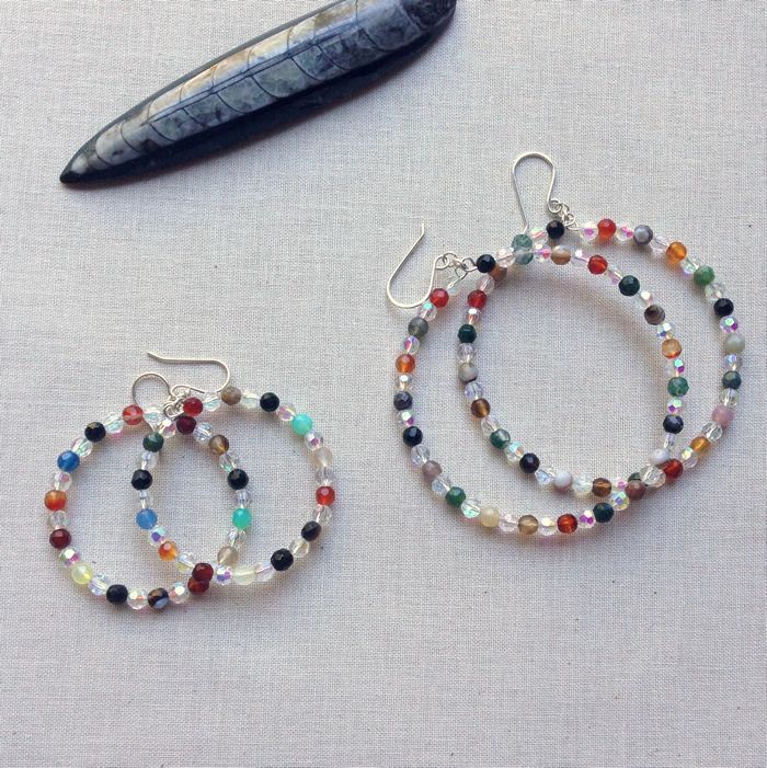 Lisa Yang's Jewelry Blog: How to Make Beaded Memory Wire Hoop Earrings: Free Tutorial How To Make Beaded Hoop Earrings, Eyepin Jewelry Diy, Easy Earrings To Make, Easy Beaded Jewelry, Diy Infographic, Drop Earrings Diy, Diy Beaded Jewelry, Bracelet Weaving, Memory Wire Jewelry