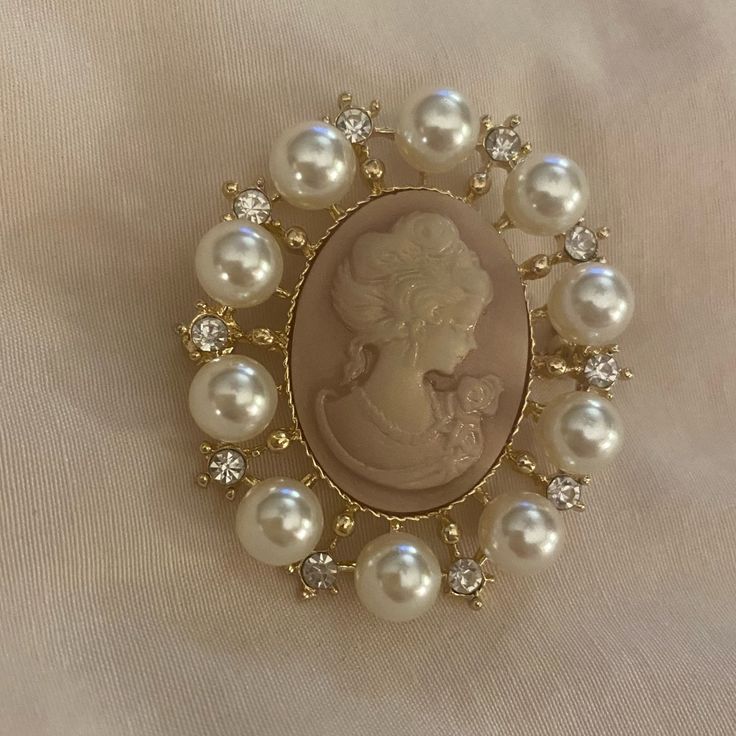 Brand New Pink Pearl Cameo Brooch, Has No Flaws Or Missing Rhinestones , Very High Quality Boutique Item. Visenya Targaryen, Coquette White, Vintage Clown, Vintage Tiffany, Dress Clip, Cameo Brooch, Citrine Stone, Pearl Brooch, Vintage Butterfly