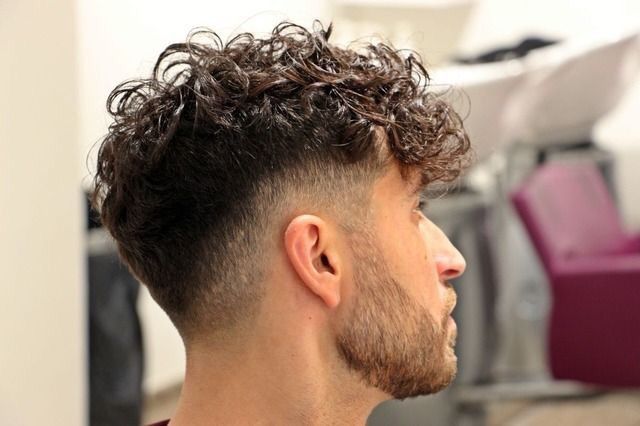 Mens Low Fade Curly Hair, Curly Hair Skin Fade, Low Skin Fade Curly Hair, Curly Hair Undercut Men, Low Fade Curly Hair Men, Mens Curly Hairstyles Medium, Mens Curly Haircut Mid Length, Low Skin Fade Haircut Men, Low Fade Curly Hair