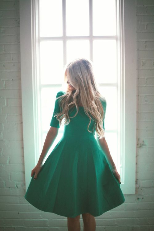 emerald Kelly Green Outfit, Look Grunge, Wedding Guest Style, Kate Spade Dress, Green Outfit, Looks Style, Mode Inspiration, Kelly Green, Look Chic