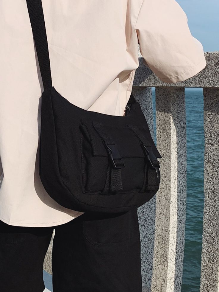 Vintage Sling Bag Aesthetic, Crossbody Men Bag, Bags For Men Casual Street Styles, Shoulder Bags Men, Cross Bags Men, Small Bags Outfit, Men’s Cross Body Bag, Men Crossbody Bag Street Style, Men’s Sling Bag