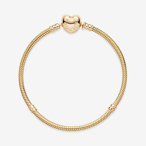 Take pride in your style with the Pandora Moments Heart Clasp Snake Chain Bracelet. Hand-finished in 14k gold, this design includes a heart-shaped clasp. Featuring our iconic snake chain, the bracelet has threaders and stoppers to keep your favorite charms in place. Wear this style on its own as a statement piece or team with contrasting chain link bracelets for a multilayered look with added texture. - Pandora Moments Heart Clasp Snake Chain Bracelet - 14k Gold - Sz. 7.9 in Pandora Armband, Pandora Gold, Everyday Wear Jewelry, Charms Pandora, Bracelet Pandora, Gold Armband, Snake Chain Bracelets, Bracelet Charms, Pandora Bracelet Charms