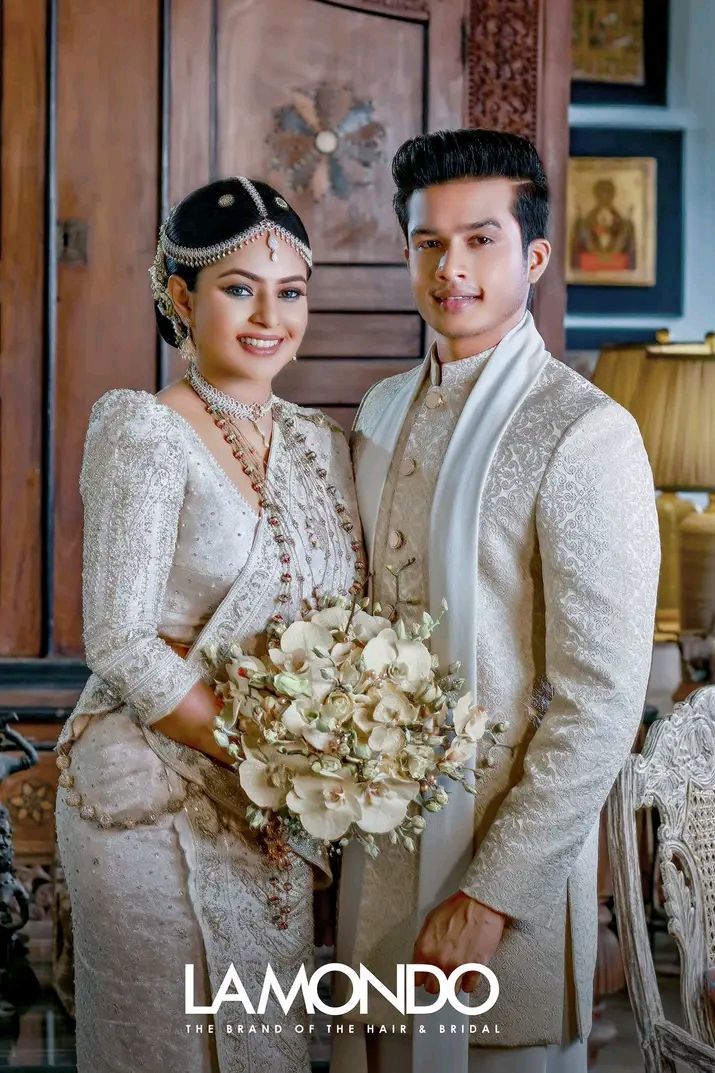 Sinhalese Sinhalesepeople Kandyan Wedding Couple, Buddhist Wedding Dress, Kandyan Bridesmaid, Kandyan Saree, Girls Party Hairstyles, Famous Brides, Long Hair And Short Hair, Pretty Frocks, Buddhist Wedding