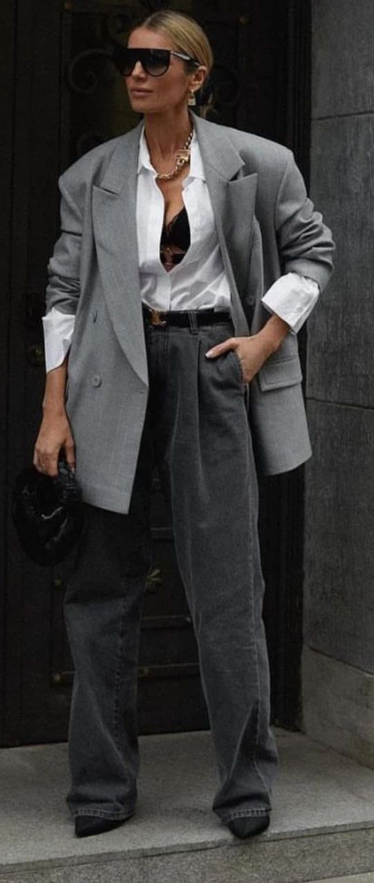 Gray Pant Suit Women, Oversize Grey Blazer, How To Style Grey Blazer, Gray Pants Outfit For Work Women, Light Gray Blazer Outfit Women, Grey Overcoat Outfit Women, Grey Suit Pants Outfit Women, Light Grey Blazer Women Outfits, Light Grey Blazer Outfit