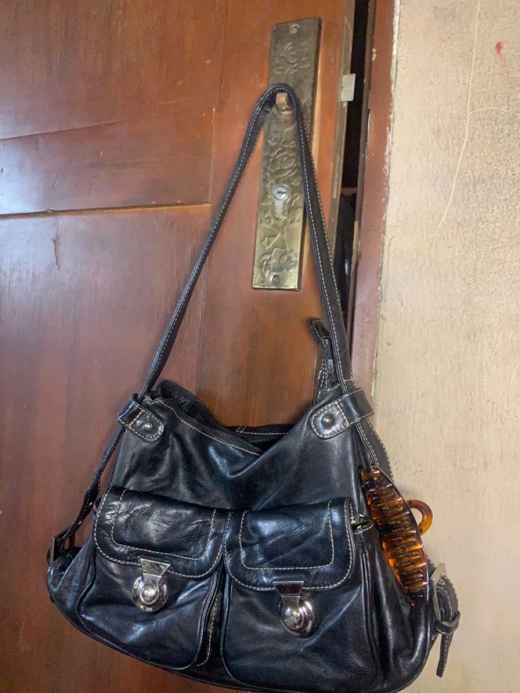 90s Bags Vintage, Leather Purse Aesthetic, Big Bag Aesthetic, Y2k School Bag, Thrifted Purses, Vintage Bag Aesthetic, Thrifted Bags, 90s Bags, 2000s Bags