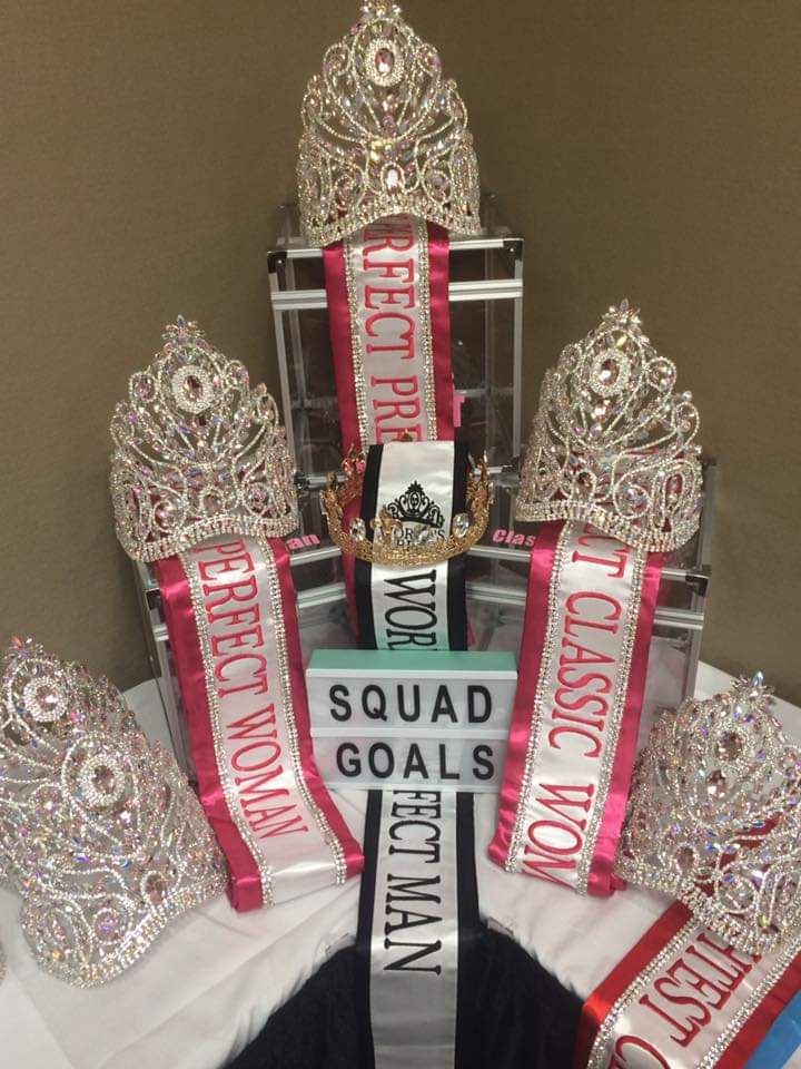 Model Awards Trophy, Pageantry Aesthetic, Pageants Aesthetics, Pageant Stage Design, Pageant Queen Aesthetic, Beauty Queen Aesthetic, Pageant Crown Display Ideas, Beauty Pageant Aesthetic, Pageant Aesthetic