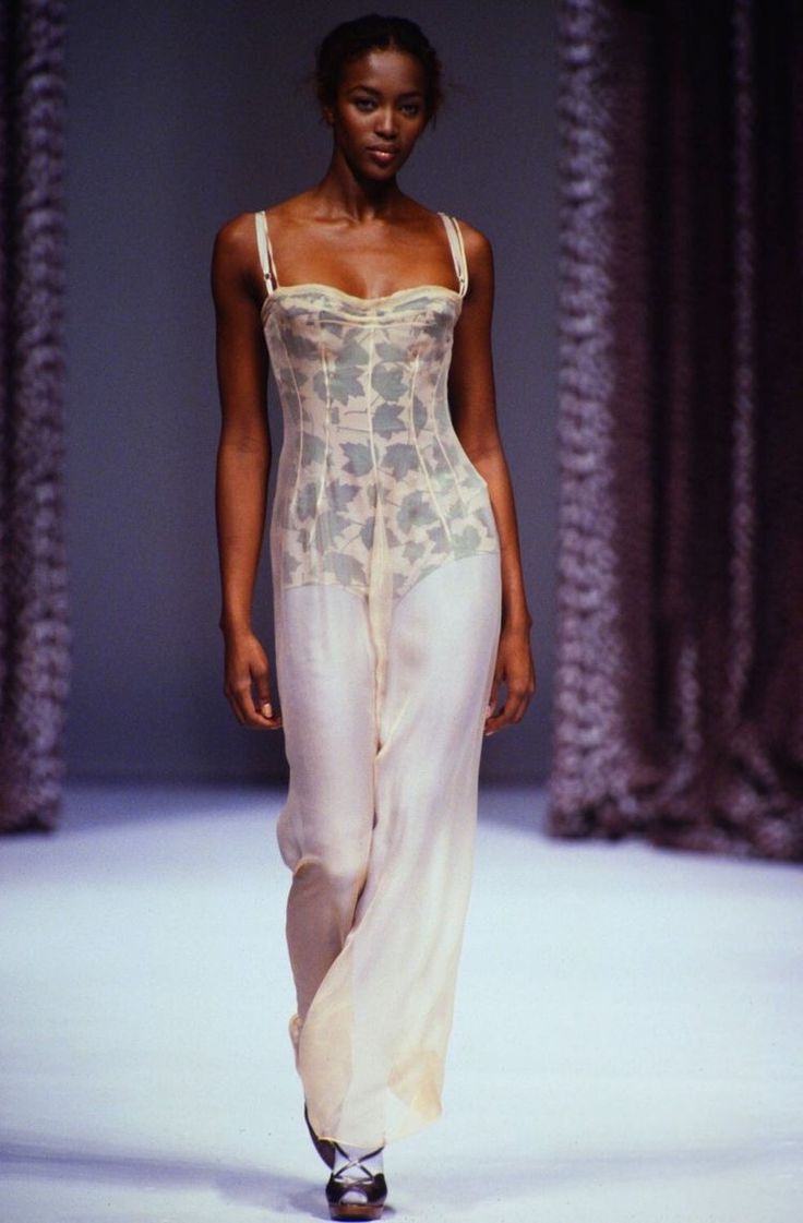 dolce & gabbana spring summer 1997 Dolce And Gabbana 90s, Hamptons Aesthetic, Vintage Runway, Runway Outfits, 90s Dress, Beauty And Fashion, Fall Fashion Outfits, Mode Fashion, Pin It