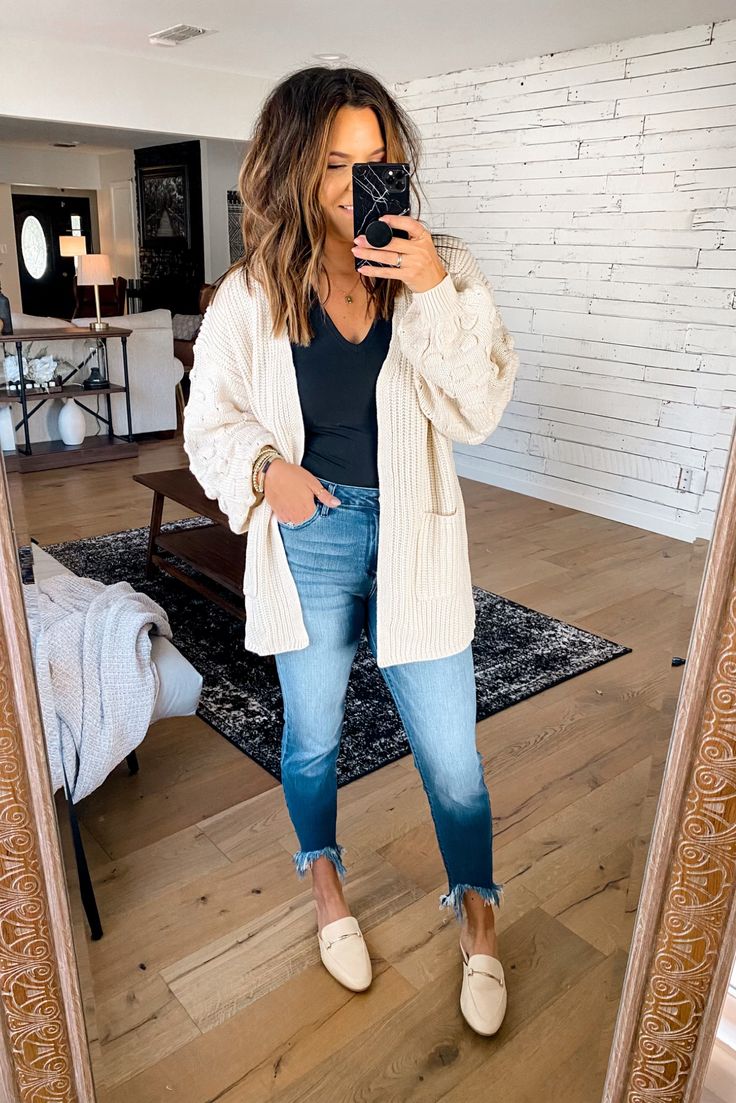 Cream Chunky Cardigan Outfit, White Chunky Cardigan Outfit, Oversized Cream Cardigan Outfit, Outfit With White Cardigan, Cream Cardigan Outfit Work, Cream Cardigan Outfits, White Cardigan Outfit Work, Off White Cardigan Outfit, Ivory Cardigan Outfit