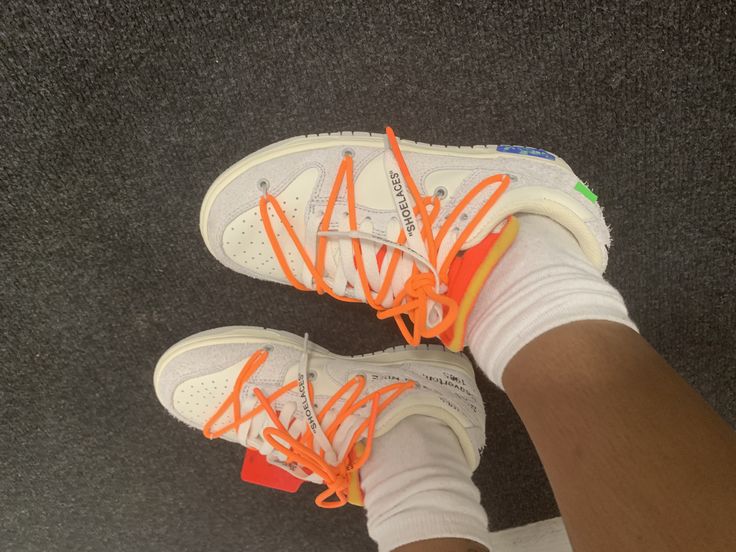 Off White Dunks, White Dunks, Trendy Shoes Sneakers, Pretty Shoes Sneakers, All Nike Shoes, Off White Shoes, Hype Shoes, Shoe Inspo, Aesthetic Shoes