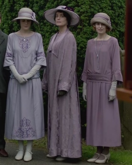 ~Downton Abbey, Cora, Mary and Edith~ attending christening in half-mourning, which is 6 months after mourning started Downton Abbey Clothes, Downton Abbey Costumes, Lady Mary Crawley, Downton Abbey Dresses, Downton Abbey Fashion, Downton Abby, Era Fashion, Robes Vintage, Lady Mary