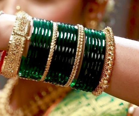 Green Chooda Maharashtrian, Green Bangles Set For Bride, Green Bangles Maharashtrian, Bride Bangles, Bangles Ideas, Kay Jewelers Engagement Rings, Khan Khan, Saree Pattern, Silver Payal