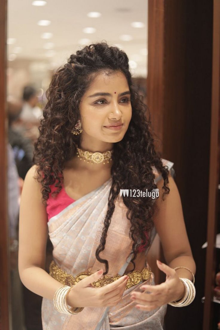 Anupama Parameswaran Hairstyles, Hairstyles With Saree, Bangle Ceremony, Mithila Palkar, Bridemaids Hairstyles, Saree Hairstyles, Traditional Hairstyle, Couple Wedding Dress, Actress Hairstyles