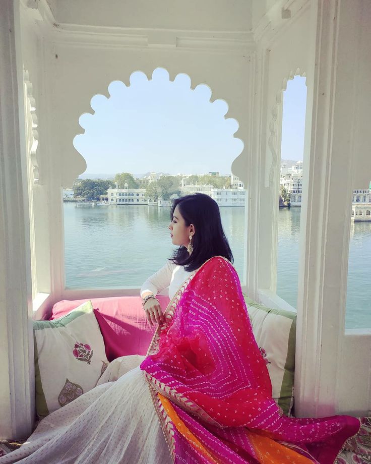 There's beauty in every corner of Udaipur❤️ Udaipur Photography Poses, Udaipur Outfit Ideas, Rajasthan Photoshoot, Udaipur Photography, Udaipur Trip, Jaipur Trip, Rajasthan Trip, Desi Casual, Desi Vibes