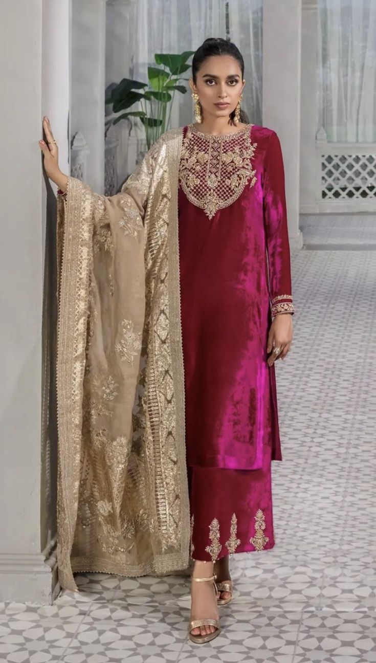 Pakistani Designer - Faiza Saqlain Faiza Saqlain, Heavy Dresses, Velvet Dress Designs, Welcome Winter, Raw Silk Fabric, Pakistani Fancy Dresses, Embroidery Suits Design, Boutique Dress Designs, Organza Dupatta