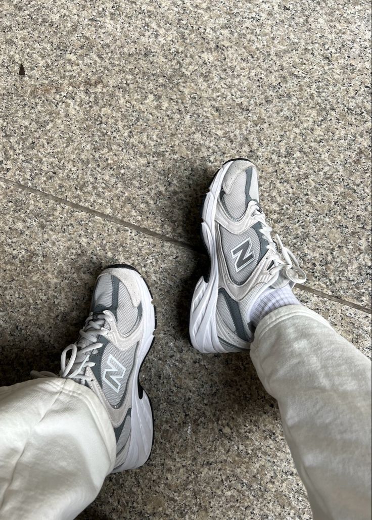 New balance 530 grey and white and silver white sweatpants clean outfit inspiration Grey Sneaker Outfits Women, Gray Sneaker Outfits Women, New Balance 530 Grey Outfit, Style New Balance 530, New Balance 530 Grey Matter, Grey New Balance Shoes, New Balance 530 Grey, 530 New Balance, Grey Sneakers Outfit