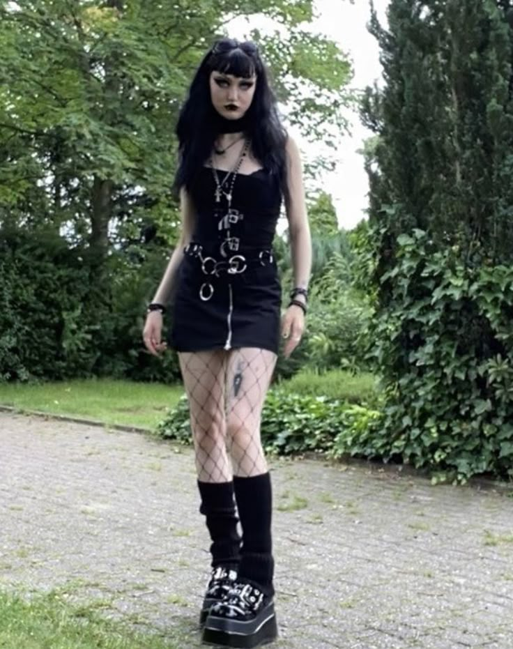 Goth Streetwear Aesthetic, Goth Outfits Shorts, Outfit Ideas Summer Goth, Goth Outfits Concert, Summer Trad Goth Outfits, Cute Goth Summer Outfits, Relaxed Goth Outfit, Mall Goth Summer Outfits, Hot Weather Goth Outfits