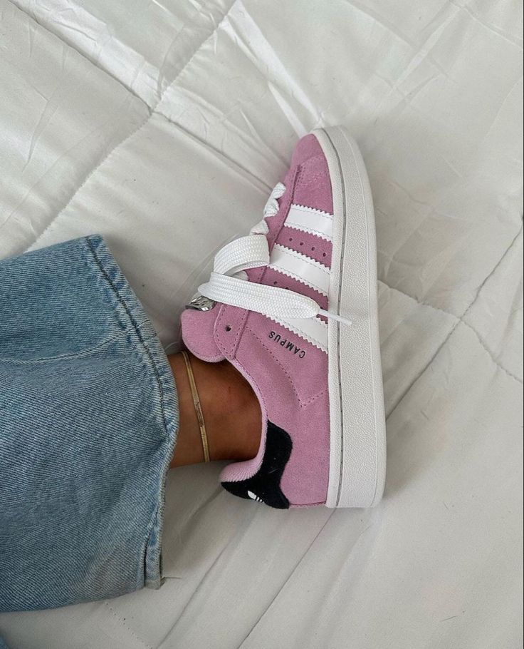 Look Adidas, Trendy Shoes Sneakers, Dr Shoes, Pretty Shoes Sneakers, Shoe Wishlist, Cute Sneakers, Hype Shoes, Adidas Campus, Girly Shoes