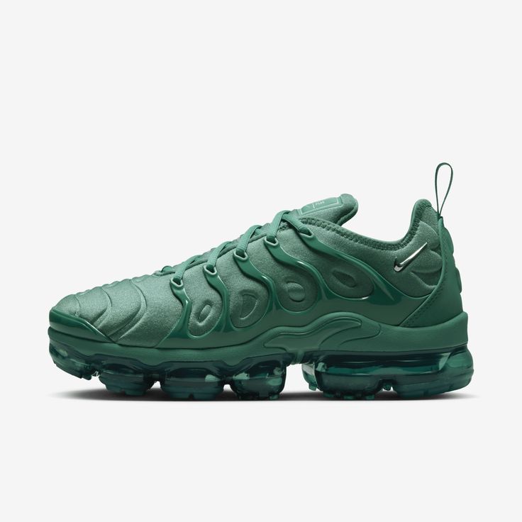 The Nike Air VaporMax Plus looks to the past to propel you into the future. Nodding to the Air Max Plus—released in '98—with its floating cage, padded upper and heel logo, this shoe adds revolutionary VaporMax Air technology to the mix, ramping up your comfort to create a modern look. Vapormax Nike, Air Vapormax Plus, Nike Air Vapormax Plus, European Shoes, Nike Vapormax, Casual Running Shoes, Air Vapormax, Nike Air Max Plus, Air Max Plus