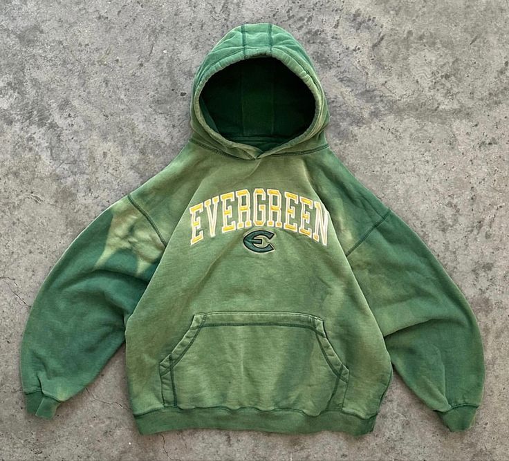 Vintage Hoodies Aesthetic, Akimbo Club, Outfits For Teenage Guys, Green Bay Packers Hoodie, Stylish Winter Outfits, Vintage Sun, Vintage Hoodie, Hoodie Green, Green Hoodie