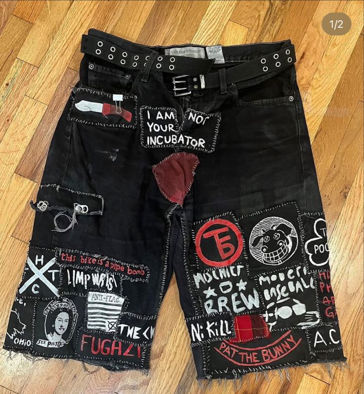 Patch Shorts Punk, Alt Diy, Crust Pants, Punk Clothes, Punk Shorts, 2000s Punk, Emo Clothes, Punk Patches, Scene Outfits