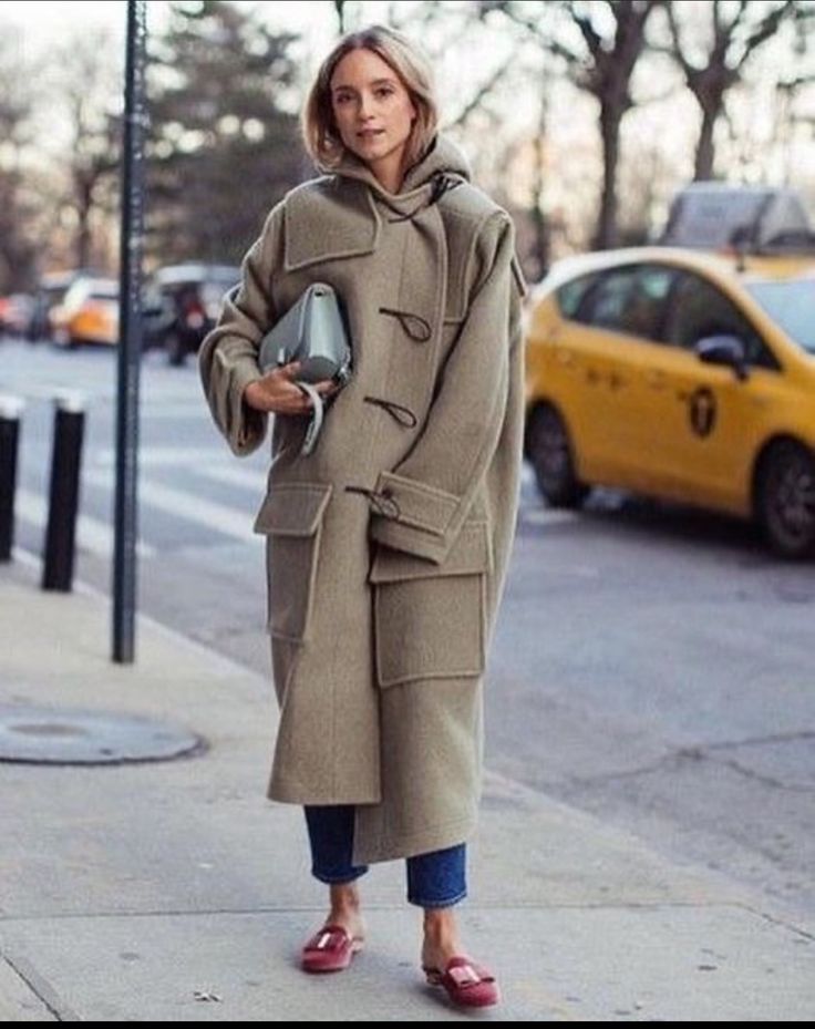 Duffle Coat Outfit, Coat Outfit Women, Duffle Coat Women, Long Champ, Parisian Outfits, Duffel Coat, Coat Style, Coat Outfit, 50 Plus