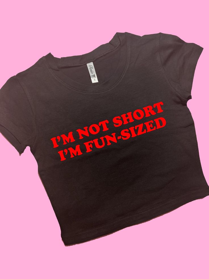 I'm Not Short I'm Fun-Sized SNUG FIT Crop Top | Crop Top | Graphic Top | Gift For Her Y2K crop top | Gift for friend | Baby Tee | Funny Tee Comfy Top to Lounge in! Actual item may be lighter/darker than pictured. M A T E R I A L S - SNUG FIT - 100% RING SPUN COTTON - Shoulder Taping S I Z I N G - Size chart is available on our listing photos. S H I P P I N G  &  P R O D U C T I O N  T I M E - Production Time is 2-3 Business Days. (May be delayed during the Holiday Season) - Shipping Time is 2-5 Custom Crop Top, Bebe T Shirt, Glitter Rosa, Stylish Crop Top, Trendy Crop Tops, Y2k Crop Top, Graphic Crop Top, Baby Tees Y2k, Cute Crop Top