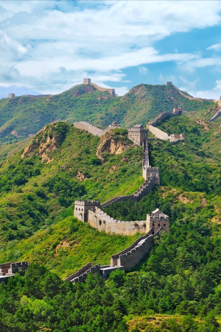 the great wall of china is surrounded by green mountains