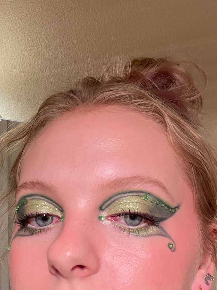 Evil Tinkerbell Costume, Tinker Bell Eye Makeup, Tinkerbell Inspo Outfits, Tinkerbell Halloween Makeup, Tinker Bell Inspired Makeup, Tinkerbell Inspired Makeup, Tinker Bell Makeup Looks, Tinkerbell Costume Makeup, Tinker Bell Makeup Halloween