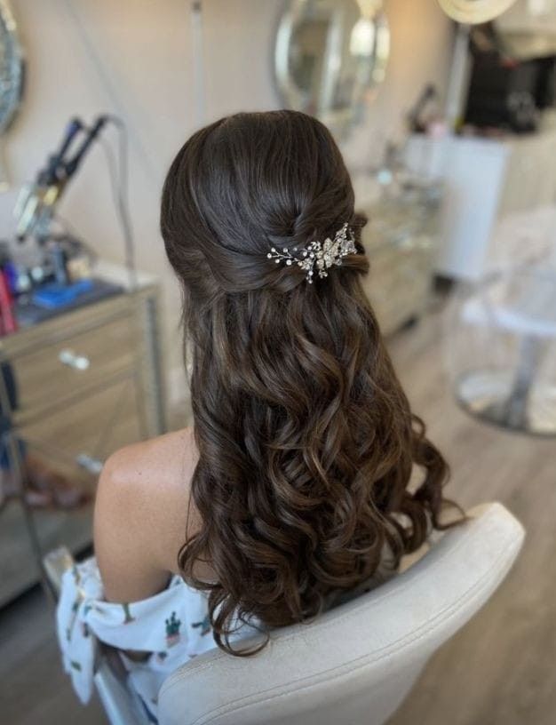 Prom Hair Tiara, Cute Hairstyles For Wedding Bridesmaid, Prom Hairstyles With Hair Jewelry, Wedding Hairstyles With Hair Piece, Peinados Para Xv Años, Hair Pins Hairstyles, Xv Hair, Hair Styles Prom, Makeup For Weddings