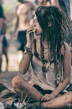 Girl Dread Hairstyles, Bob Pixie Haircut, Short Bob Pixie, Mundo Hippie, Dreadlocks Girl, Bob Pixie, Dreads Girl, Beautiful Dreadlocks, Hippie Lifestyle