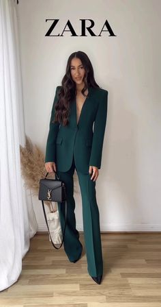 Wide Leg Power Suit, Suite Outfits For Women, Women Suits For Graduation, Graduation Suits Women, Formal Outfits For Graduation, Lawyer Suits Women, Green Pant Suit Women, Emerald Green Suit For Women, Bussines Women Outfits